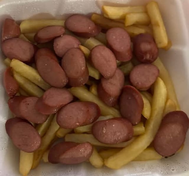 Salchipapa.